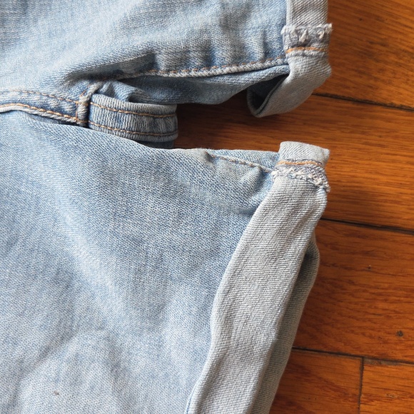 2/$15 Levi's Mid Length Stretchy Jean Shorts (31) - Picture 4 of 6